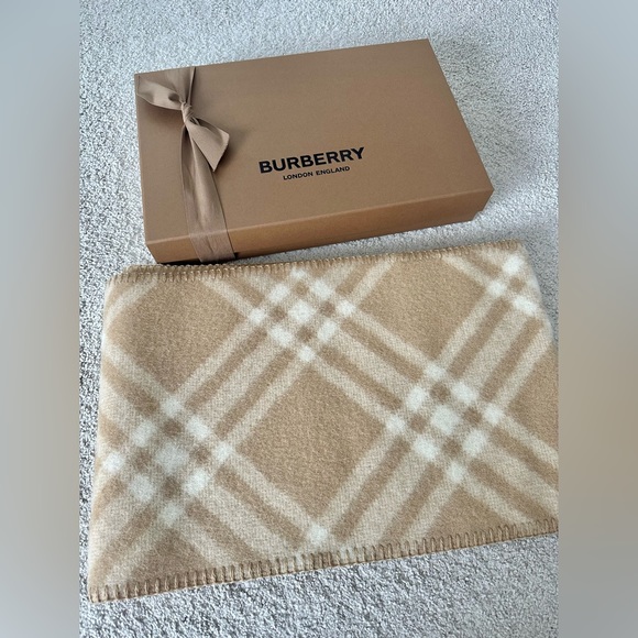 brand new Burberry beige wool scarf Item 80792511 - Picture 7 of 10